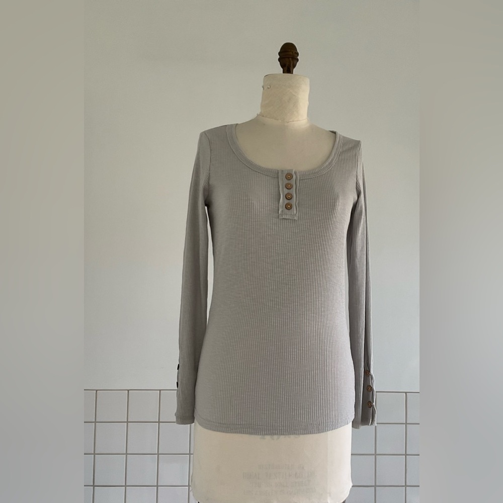 Gray Fitted Long Sleeve Blouse with Buttoned Detail